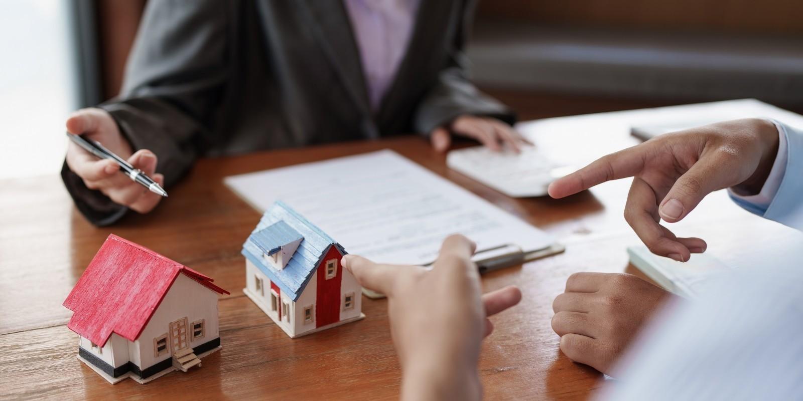 ¿Qué es lo que usualmente toma en cuenta una persona que va a comprar una casa para tomar la decisión de comprarla? 