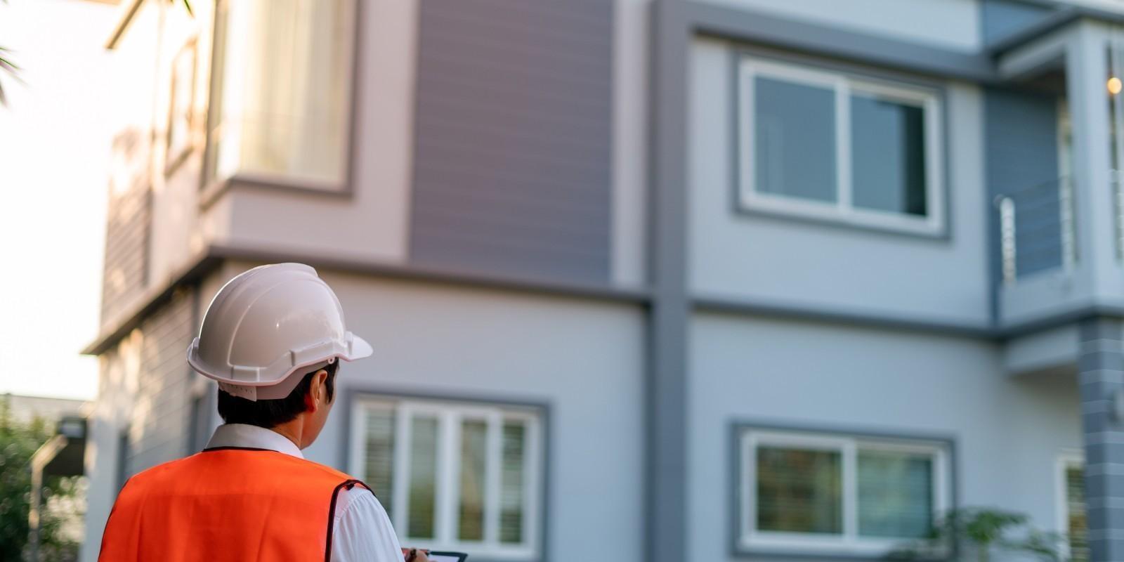 ¿Es obligatorio contratar a un inspector independiente para inspeccionar la propiedad inmobiliaria que se va a comprar?